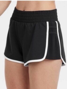 NWT All in Motion Woven Mid Rise Piped Dolphin Shorts (Black/White- Large)